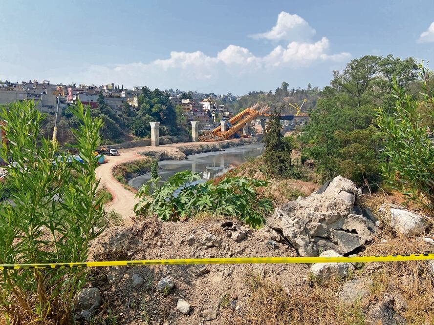Tras la caída de la lanzadora de dovelas, expertos toman medidas para retirar la maquinaria. Foto: Juan Carlos Williams / El Universal