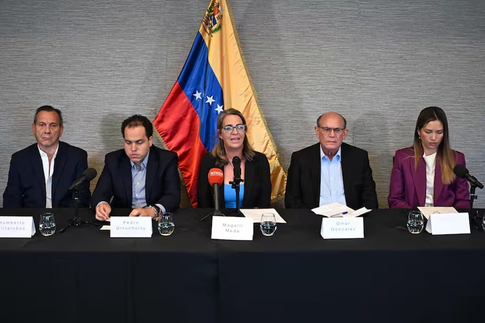 Humberto Villalobos, Pedro Urruchurtu, Magallí Meda, Omar González y Claudia Macero ofrecen una conferencia de prensa tras pasar un año de confinamiento forzoso en la embajada de Argentina en Caracas. Foto: AFP