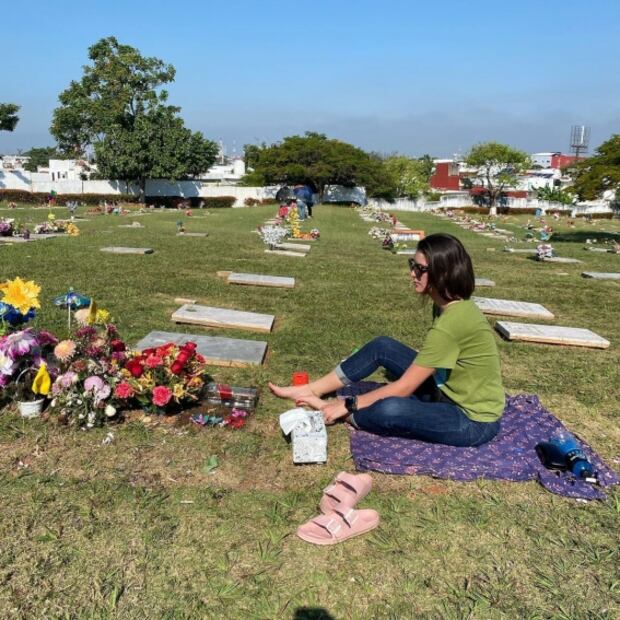 Novia de Octavio Ocaña lo visita en el panteón: "Ahora me tocó venir a verte de la peor forma"
