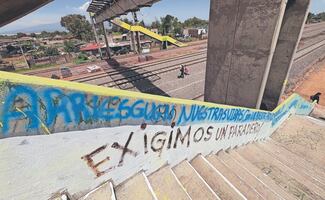 Habitantes impiden tirar puente por obras de tren