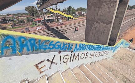 Habitantes impiden tirar puente por obras de tren