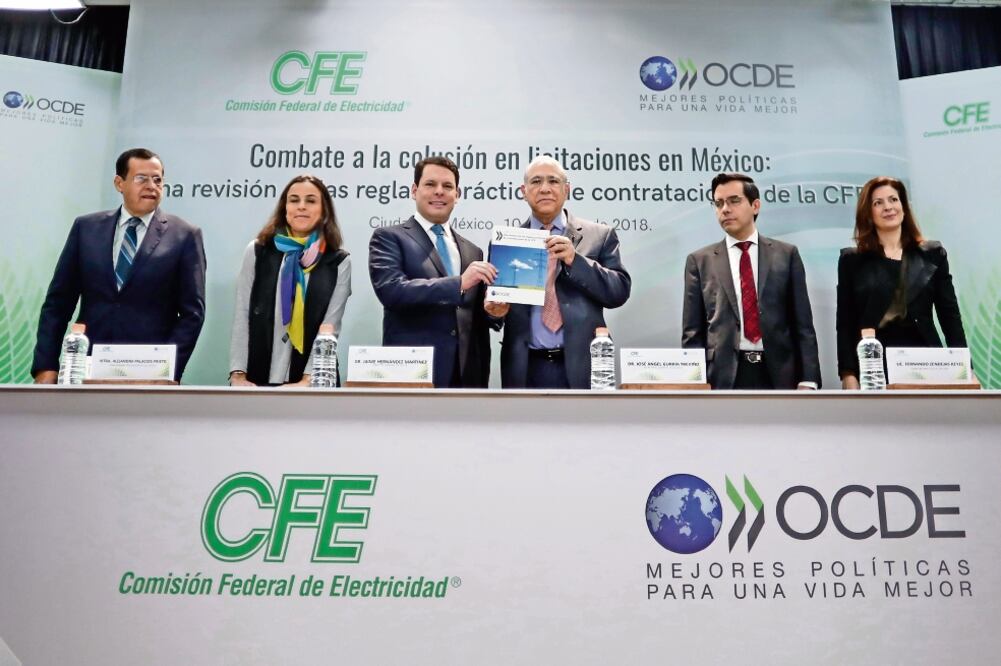 Jaime Hernández, director general de CFE, y José Ángel Gurría, secretario general de la OCDE, presentaron el informe final sobre los acuerdos entre la empresa eléctrica y el organismo internacional (IVÁN STEPHENS EL UNIVERSAL)
