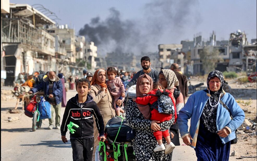Palestinos desplazados en Beit Hanoun cruzan la carretera principal de Salaheddine hacia Jabalia, en el norte de la Franja de Gaza. El ejército israelí emitió una orden de evacuación. Foto: AFP
