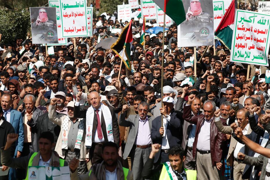 Los partidarios de los hutíes asisten a una manifestación contra los ataques liderados por Estados Unidos contra Yemen y en apoyo de los palestinos en la Franja de Gaza, en Saná, Yemen, el viernes 16 de febrero de 2024. Foto: EFE