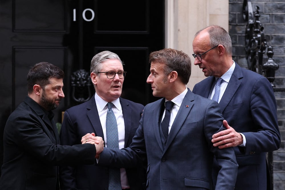 El presidente ucraniano, Volodimir Zelensky; el primer ministro británixo Keir Starmer; el presidente de Francia,  Emmanuel Macron y el canciller alemán Friedrich Merz, tras su reunión, en Londres, este lunes 8 de diciembre de 2025. FOTO: AFP
