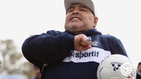 Maradona deja de ser técnico de Gimnasia y Esgrima