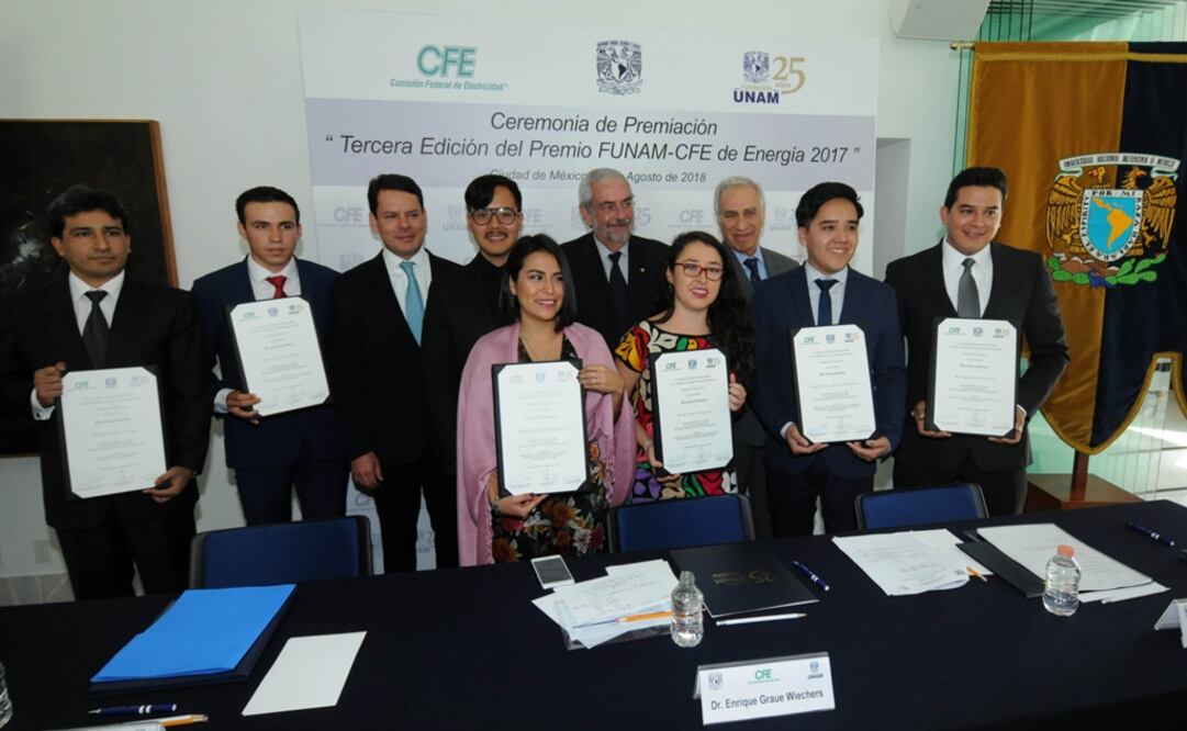 El rector Enrique Graue entregó el Tercer Premio Fundación UNAM-CFE de Energía 2017. Foto: Cortesía UNAM