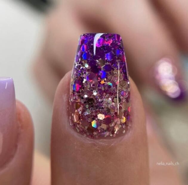 Diseños de uñas con glitter para brillar en la temporada de fiestas