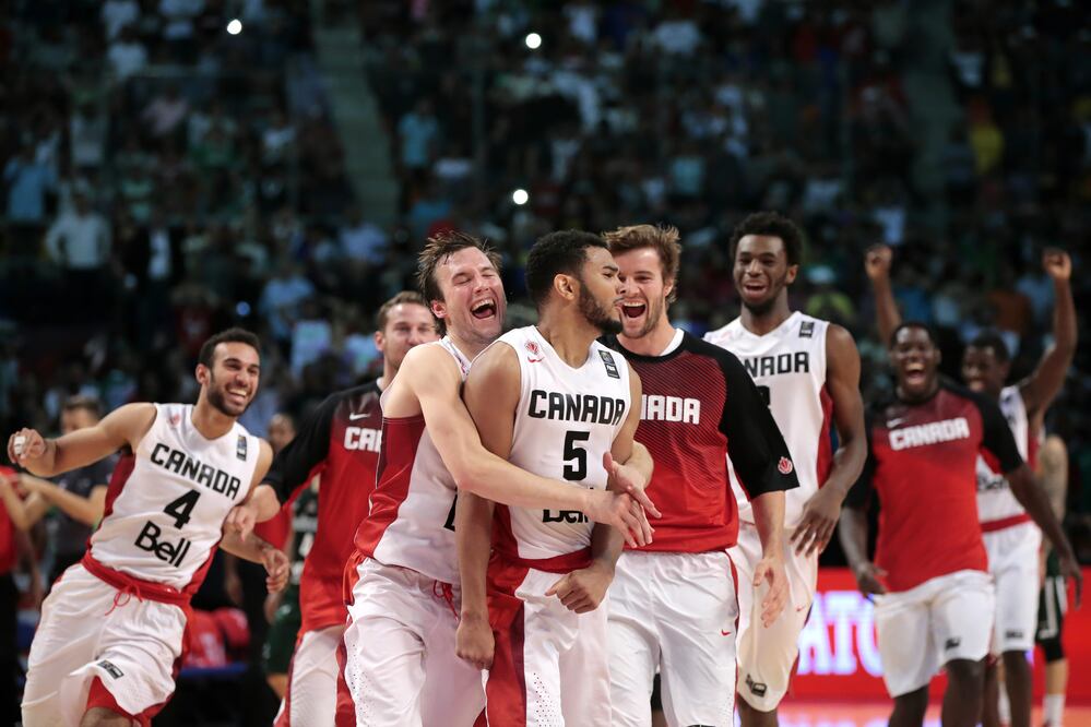 Los jugadores de Canadá celebran su tercer lugar. Foto: EFE