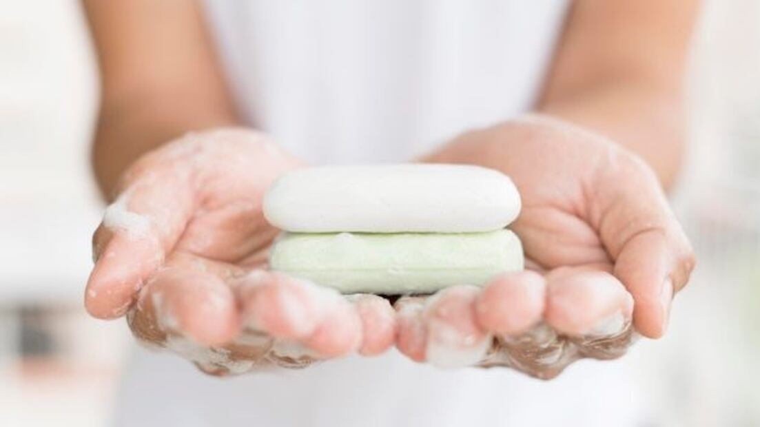 El uso excesivo de jabones antibacterianos puede presentar varios riesgos. Fuente: Freepik.