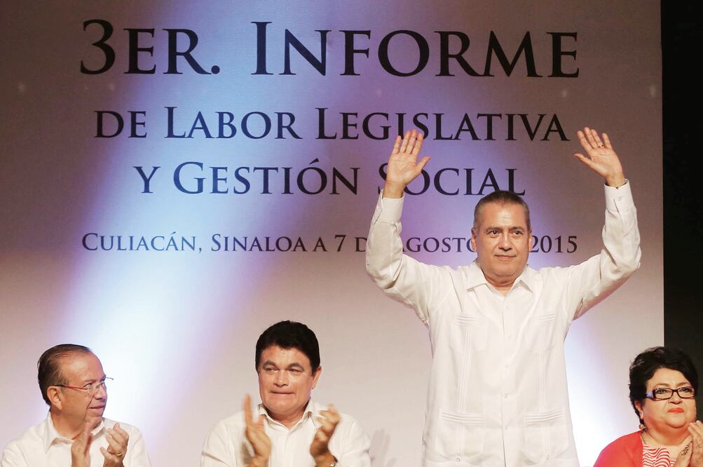 El diputado Manlio Fabio Beltrones, coordinador de la bancada tricolor, asistió al tercer y último informe de labores de los diputados de Sinaloa, donde lo acompañó su amigo, el gobernador Mario López Valdez 'Malova' (ESPECIAL)