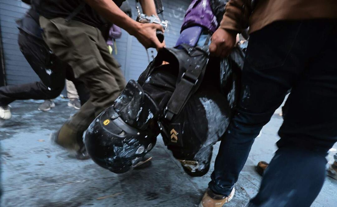 Un policía capitalino quedó inconsciente durante los enfrentamientos con los manifestantes durante la marcha conmemorativa del 2 de octubre en la Ciudad de México. Foto: Luis Camacho / EL UNIVERSAL