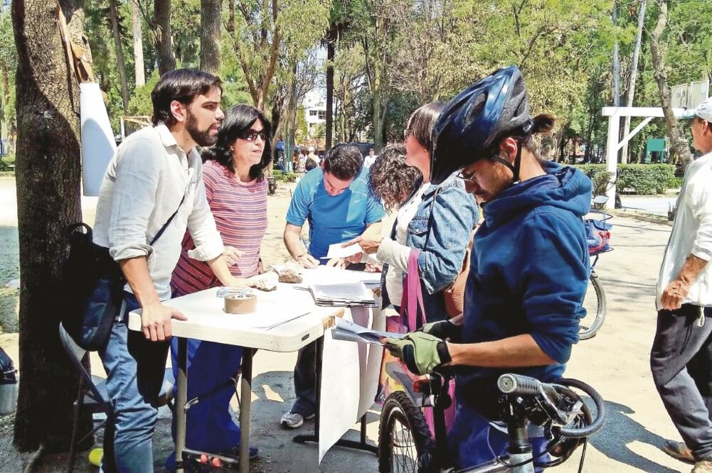 Vecinos de la colonia Del Valle juntan firmas contra el proyecto, hasta el momento tienen más de 400, las cuales entregarán a la delegación (FANNY RUIZ. EL UNIVERSAL)