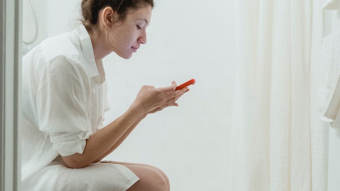 No utilices el celular en el baño por esta importante razón. Foto: Pexels
