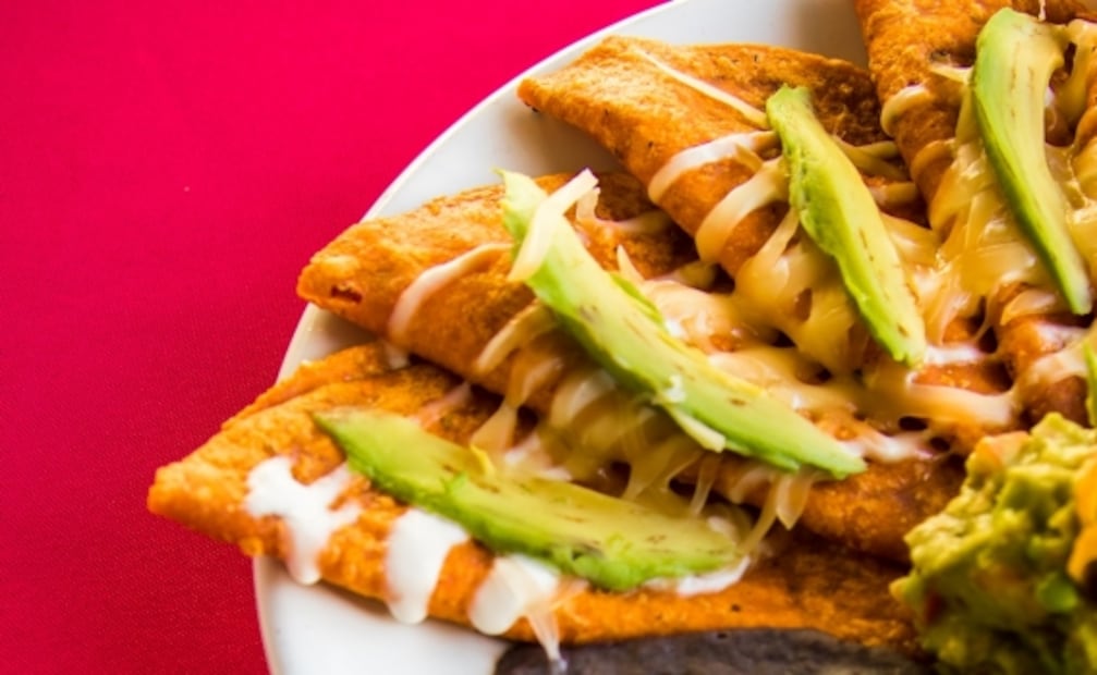 Prepara unas enchiladas con causa