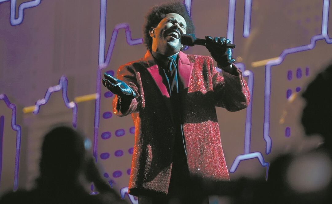 Apareció con su característico saco rojo en el medio tiempo del Super Bowl. Fotos: AGENCIAS