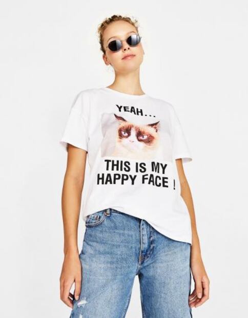 Si eres amante de la moda y los gatos, esta playera no puede faltar en tu armario