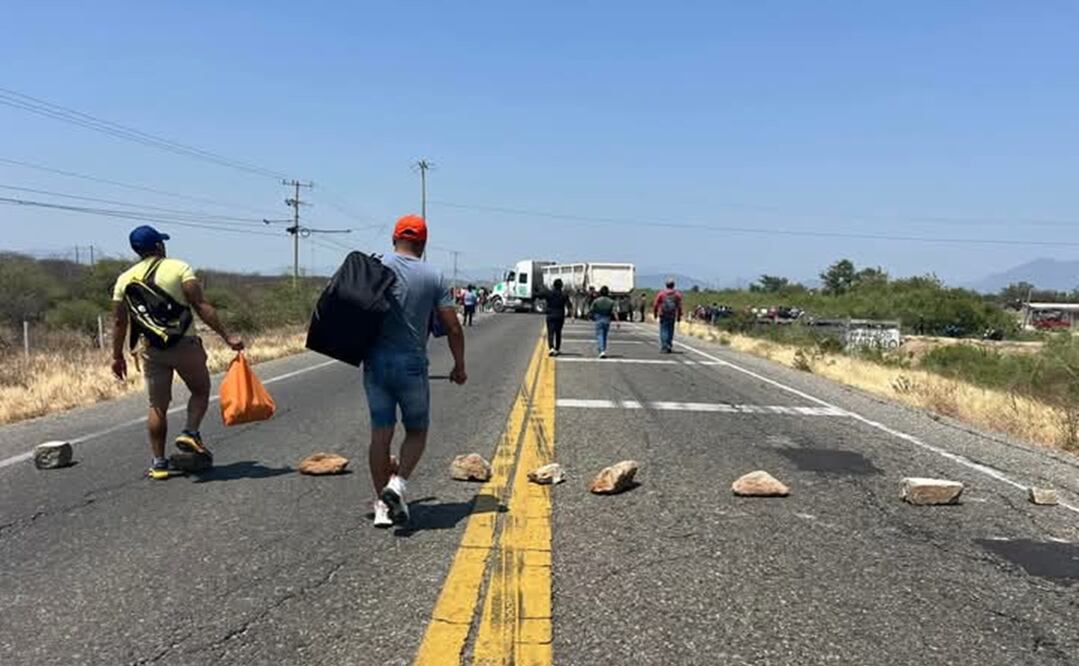 Pobladores de Puente Madera, San Blas Atempa, mantienen bloqueado el paso vehicular sobre el kilómetro 276. Foto: Especial