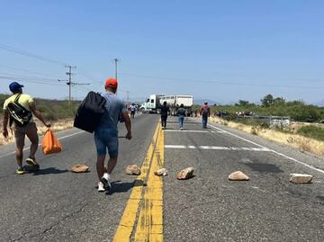 Bloqueo en carretera Transístmica cumple tres días; exigen aprehensión de conductor que atropelló a un joven