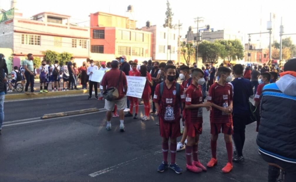 "Pamboleros" protestan en deportivo por su compañero Alessandro, el niño hallado en maleta
