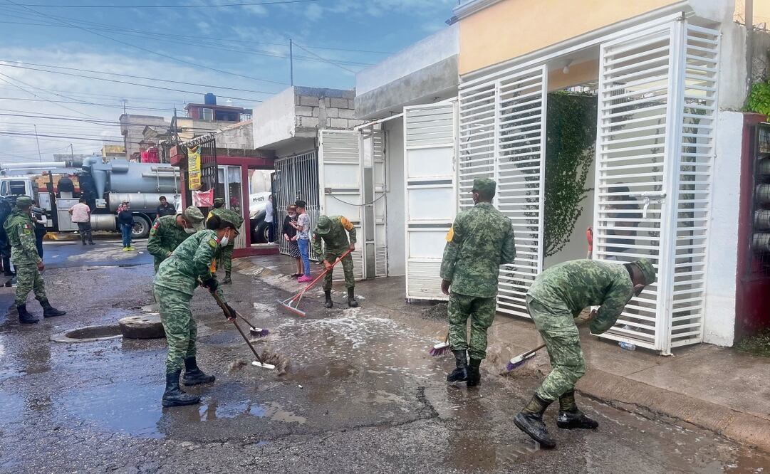 Elementos de la Secretaría de la Defensa Nacional apoyaron a los habitantes a limpiar y desinfectar sus casas y calles. Foto: Arturo Contreras EL UNIVERSAL