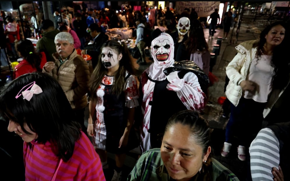 Entre fantasmas, espectros y super héroes niños pidieron la tradicional calaverita en calles del primer cuadro de la Ciudad de México, el 31 de octubre de 2025. Foto: Luis Camacho/EL UNIVERSAL