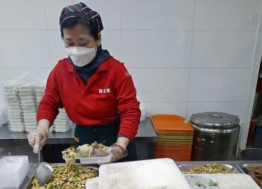 Algunos habitantes de Shanghái están "quedándose sin comida" por el estricto confinamiento