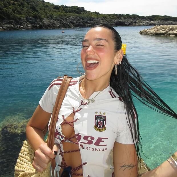 Dua Lipa personifica el espíritu rebelde y sensual del soccercore. Foto: Instagram @dualipa
