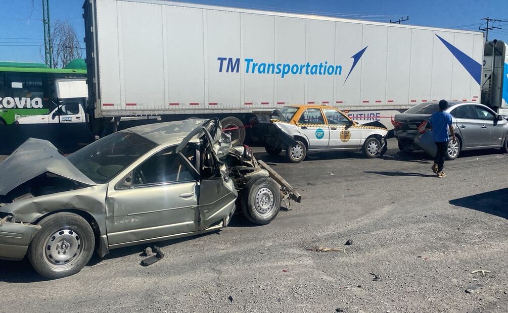 Un muerto y ocho heridos en carambola provocada por tracto camión. Foto: Especial