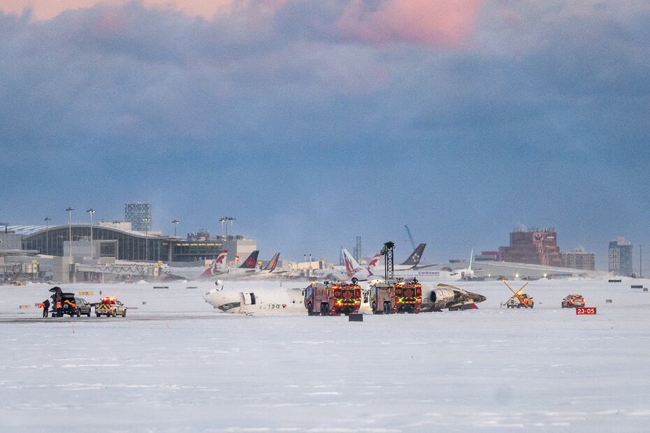 Los equipos de emergencia acudieron al lugar del accidente donde un vuelo de Delta Air Lines volcó (17/02/2025). Foto: EFE