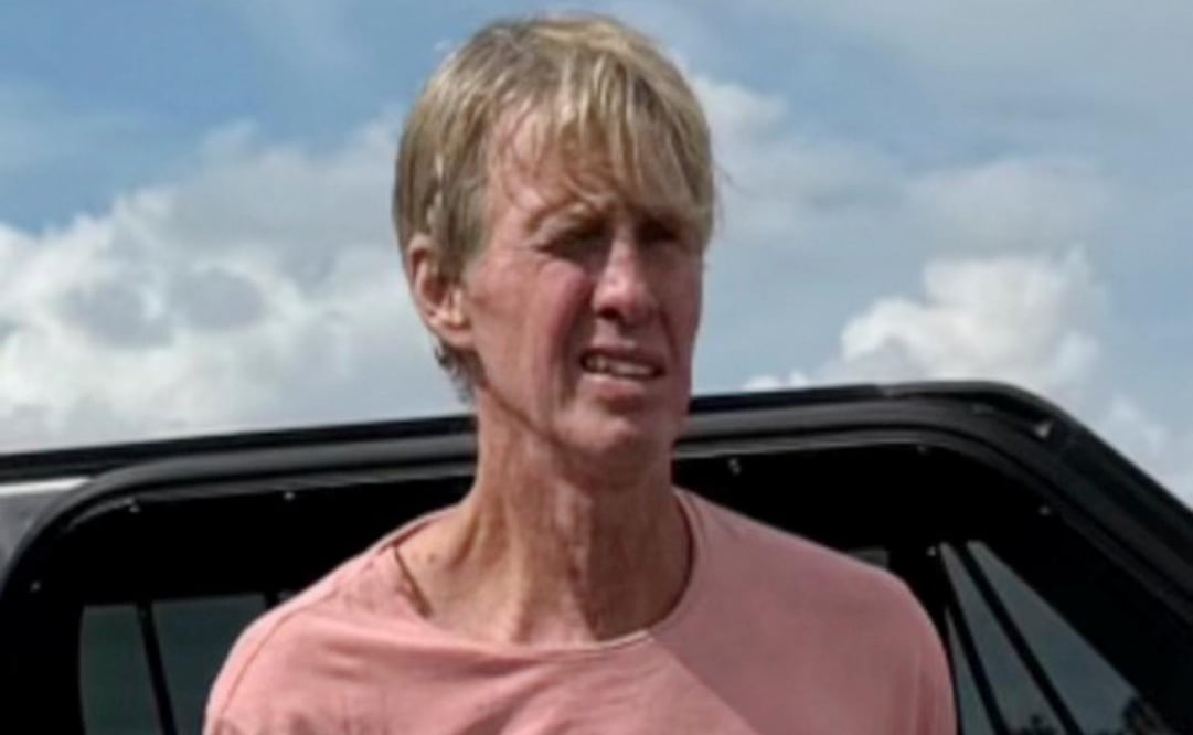 En esta imagen publicada por la Oficina del Sheriff del Condado de Martin, Florida, agentes del orden arrestan a Ryan Routh, el hombre sospechoso del aparente intento de asesinato de Donald Trump, el 15 de septiembre de 2024. Foto: AP