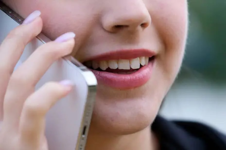 El celular es portador de bacterias y tiene contacto directo con la cara. Desinféctalo una vez al día. Foto: Unsplash