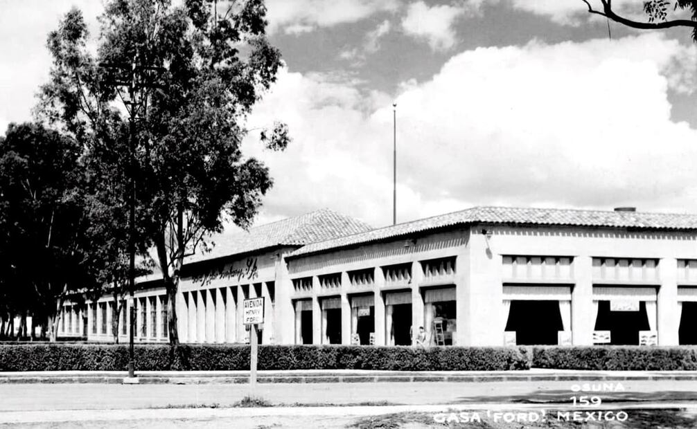 La planta de Ford en la Villa de Guadalupe alrededor de 1940. Este edificio se encontraba en la Calzada de Guadalupe y fue inaugurado en 1932; ahora en su lugar está el centro comercial Plaza Tepeyac, que conserva el tanque de agua de la antigua fábrica.
Imagen: Col. Carlos Villasana.
