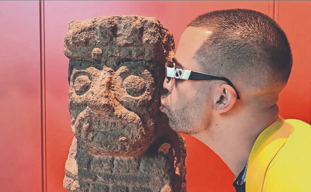 Una de las imágenes donde se ve Pxpx Romero besar una escultura en el Museo de Antropología. 
Foto: Especial 
