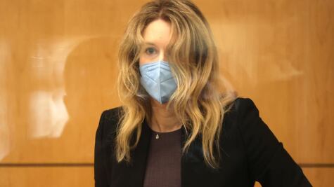 Ingresa a prisión Elizabeth Holmes, fundadora de Theranos; pasará 11 años encerrada por fraude