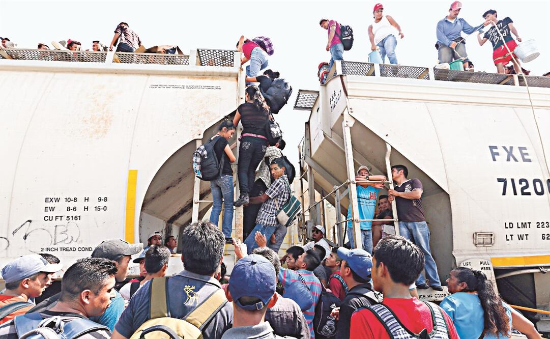 Muchos migrantes suben de manera ilegal a los trenes para viajar y caen o sufren percances. Foto: Archivo/EL UNIVERSAL.