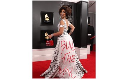 Glamour y controversia desfilan en alfombra roja del Grammy