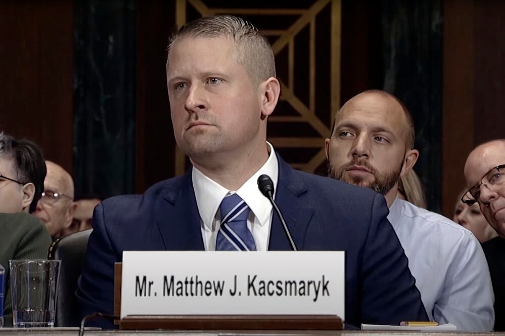 El juez Matthew Kacsmaryk escucha durante su audiencia de confirmación ante el Comité Judicial del Senado, en Washington, el 13 de diciembre de 2017. Foto: AP
