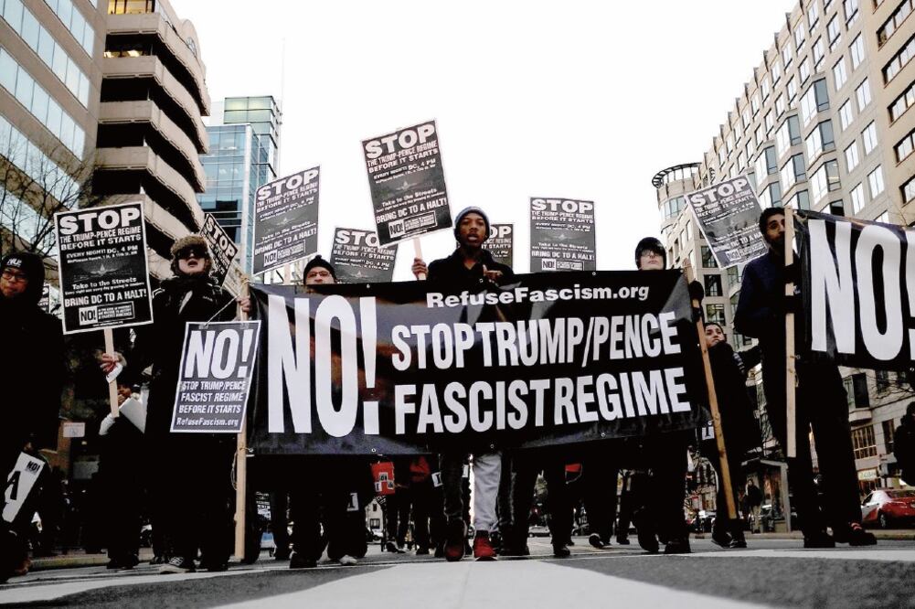 Manifestantes antiTrump durante una protesta, ayer en Washington, en rechazo a lo que denominan régimen fascista (JAMES LAWLER DUGGAN. REUTERS)