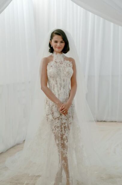 Selena Gómez agregó un detalle romántico a su segundo look de novia con el encaje. Foto: Instagram @selenagomez