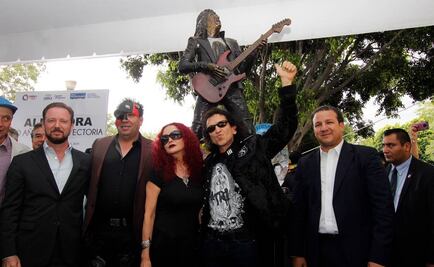 Develan estatua de Alex Lora en Puebla