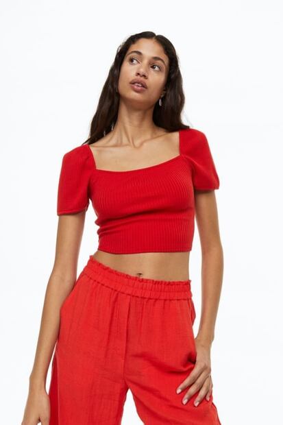 Ángela Aguilar luce el crop top rojo que debes tener en primavera