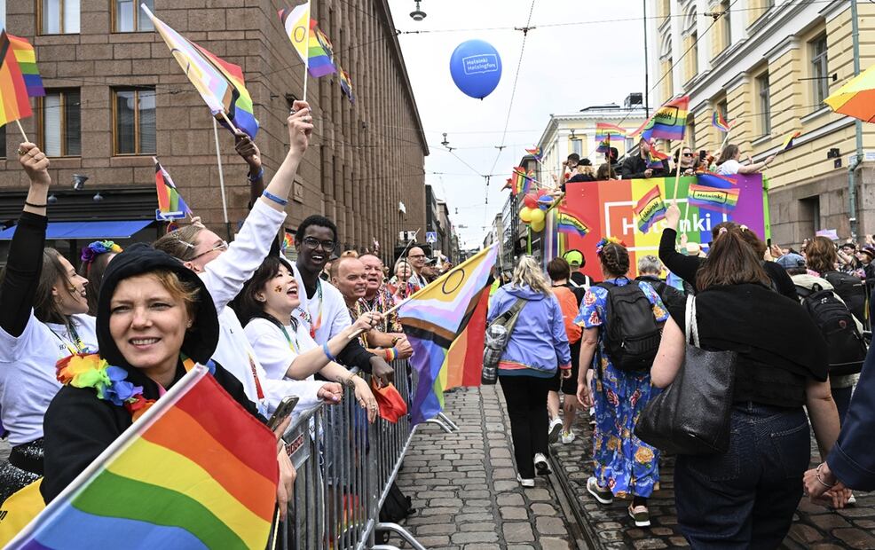 Asistentes al Desfile del Orgullo y el Festival del Parque en Helsinki, Finlandia, el 28 de junio de 2025. Foto: EFE