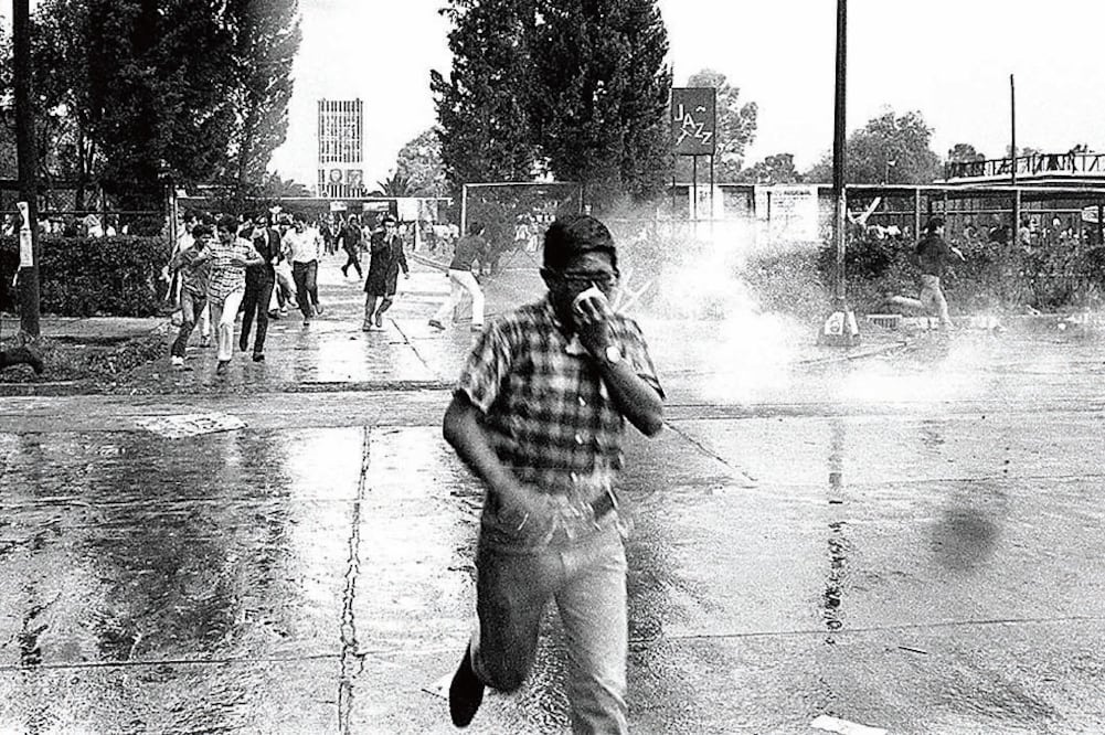El ataque a los estudiantes concentrados en la Plaza de las Tres Culturas dio inició con la señal de bengalas en el cielo, a la cual respondieron 10 francotiradores (ARCHIVO EL UNIVERSAL)