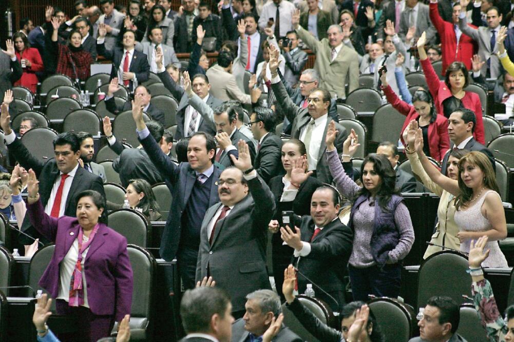 La bancada del PRI votó durante la madrugada en San Lázaro antes de concluir con la extensa jornada (IVÁN STEPHENS. EL UNIVERSAL)
