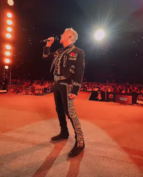 Alejandro Fernández se presentó en la Plaza de Toros México la noche de ayer, sábado 2 de marzo.
Foto: Instagram
