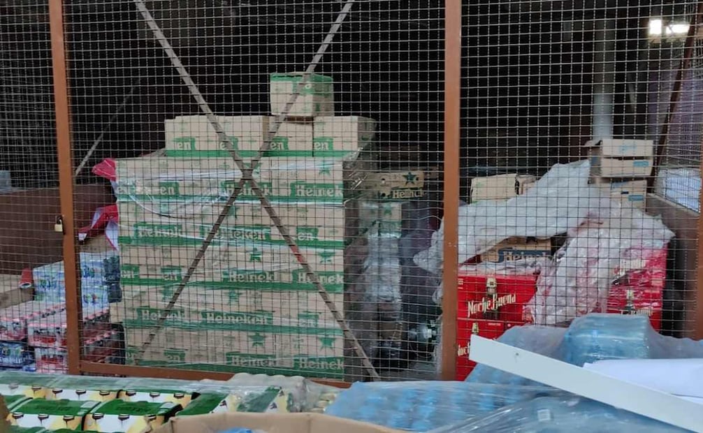 En una inspección al interior del inmueble se encontraron cajas y botellas de bebidas alcohólicas.
Foto: Especial.
