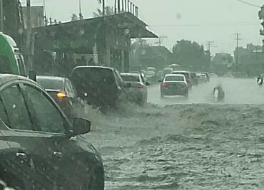 Inundaciones provocan cierres viales e impiden el paso en Tecámac y Ecatepec