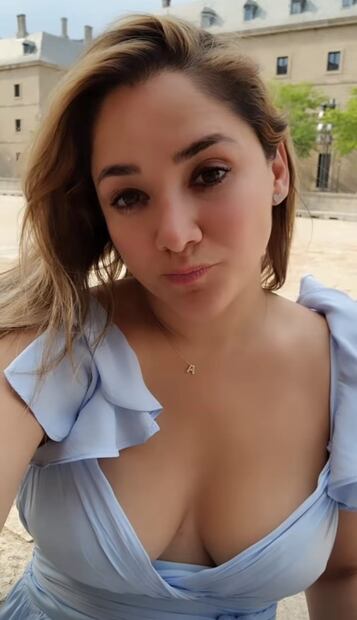 Sherlyn encanta con vestido azul y escote profundo en Portugal