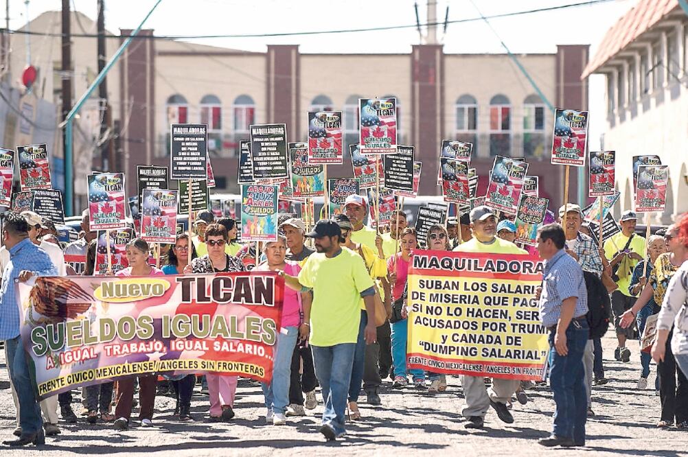 Un grupo de mexicanos protestaron en la garita de Mexicali, Baja California, para reclamar al gobierno de su país que, aprovechando la renegociación del TLCAN, se apruebe una subida del salario mínimo (JUAN BARAK. EFE)